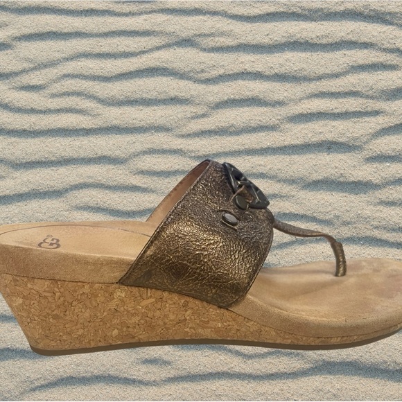 Ugg sandals, Australia, bronze women’s size 7 condition preowned - Picture 2 of 5